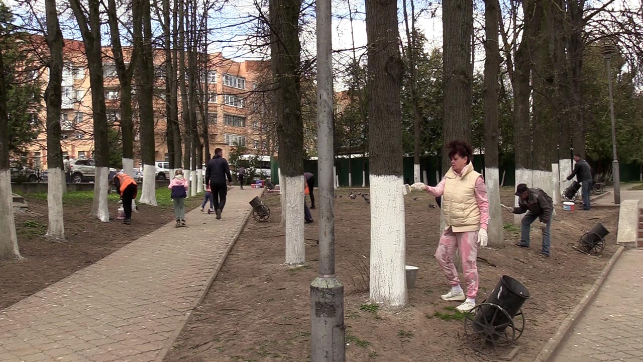 Сотни человек вышли на Всероссийский субботник в Малоярославце