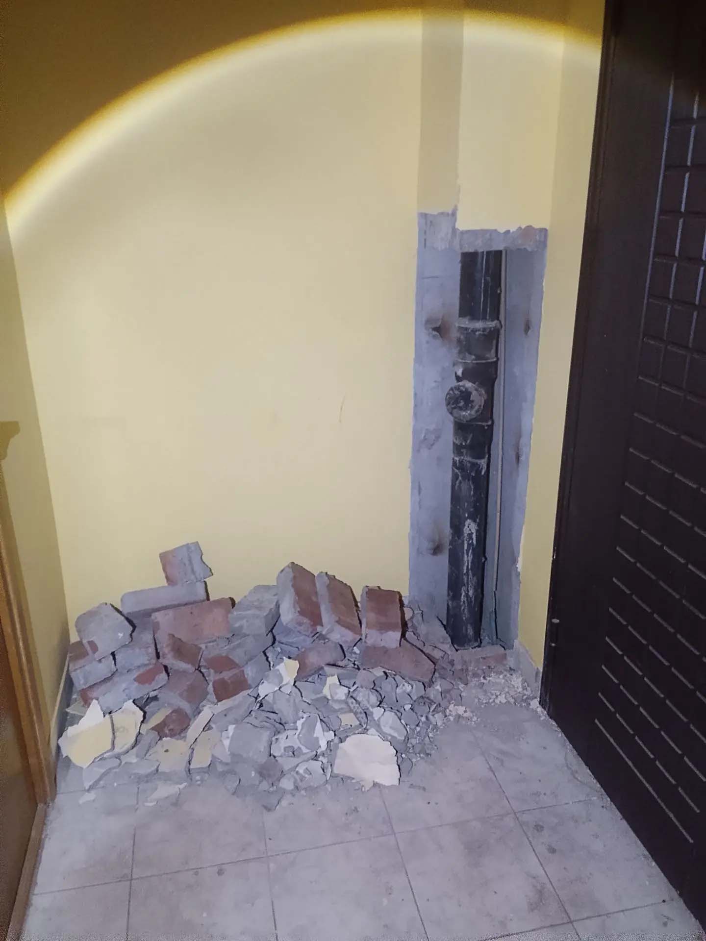 Замена участка водосточной трубы по ул. Румынская, д. 3 корп. 3