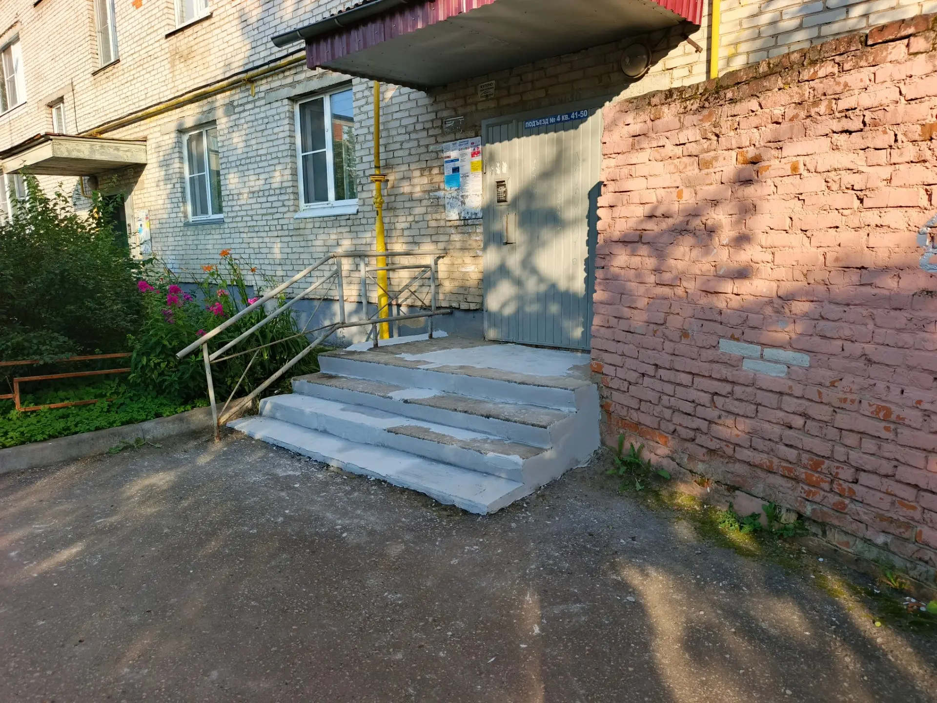 Произведен текущий поддерживающий ремонт всех входных групп многоквартирных домов по адресам Аузина д. 6, Аузина д. 8